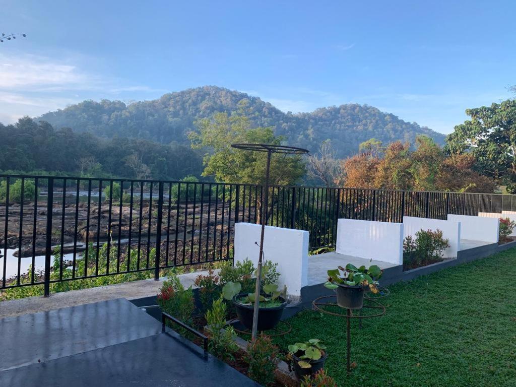 Seeheim Resorts Athirappilly Esterno foto